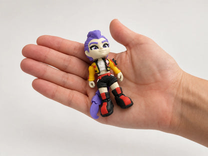 Rumi – K-pop Demon Hunters Figure held in an open hand.