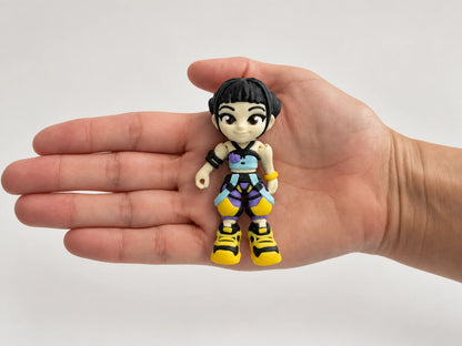 Zoey – K-pop Demon Hunters Figure held in an open hand.